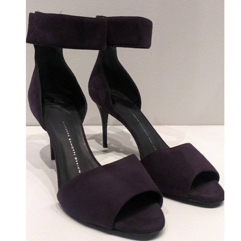 Giuseppe Zanotti -40- Suede Ankle Strap Sandals